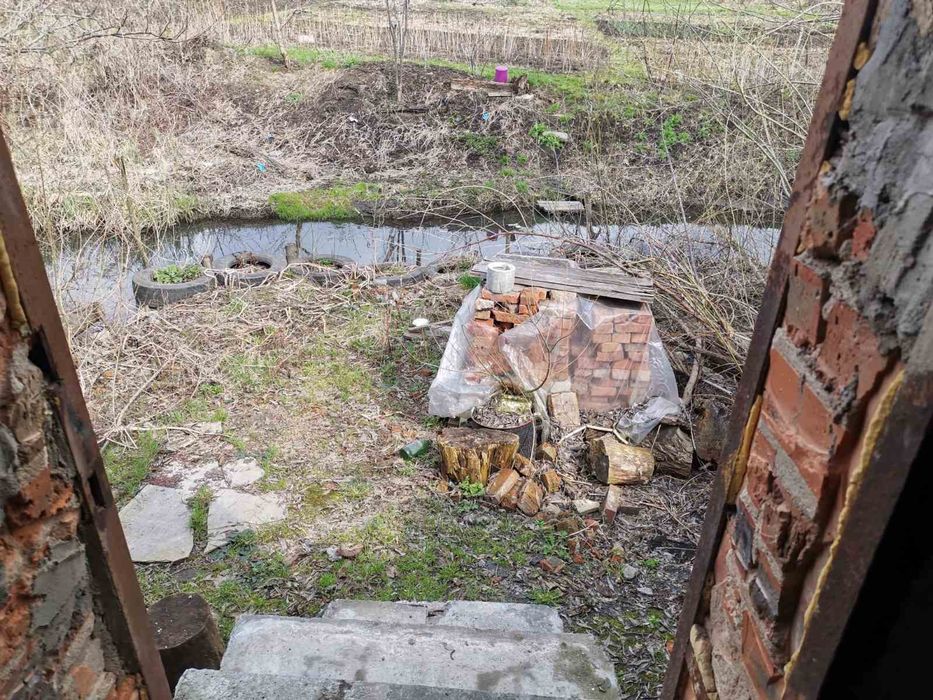 Гараж, тяжилів . Вихід до річки