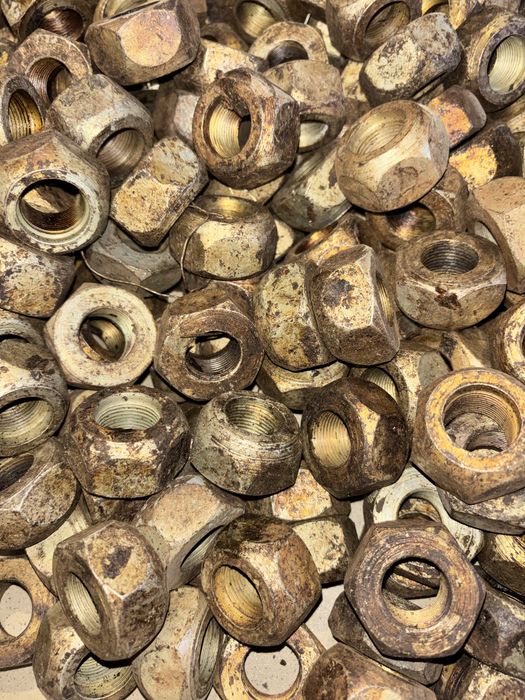 Гайка колісна права зіл газ урал камаз