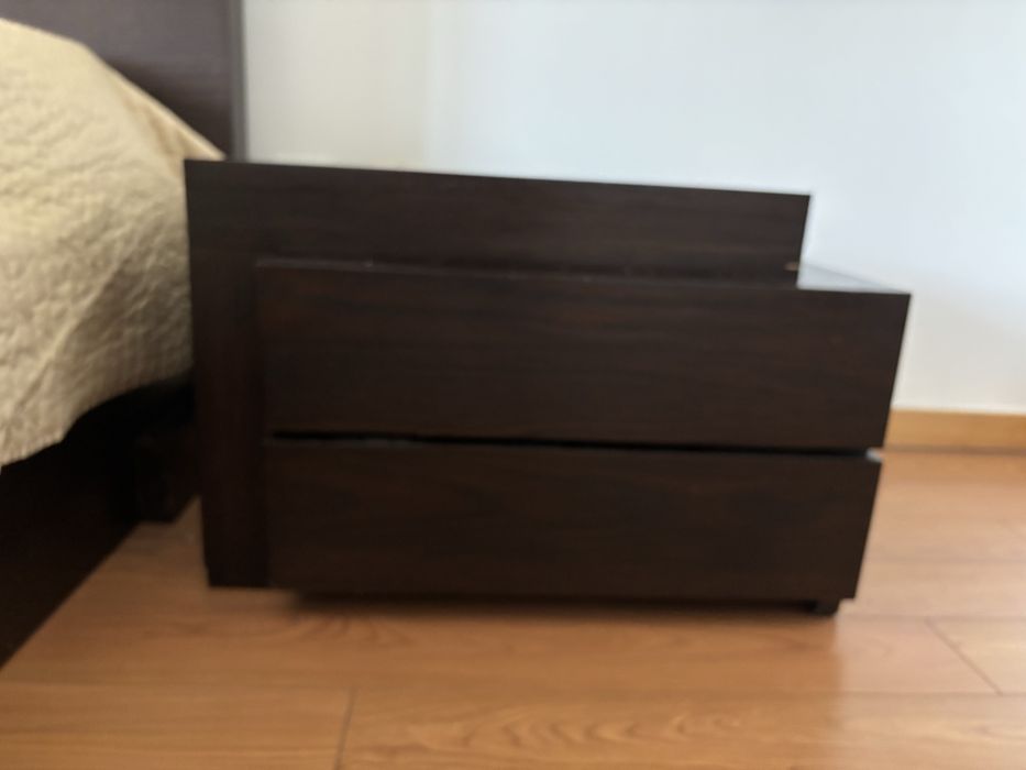Quarto cama e mesas cabeceira
