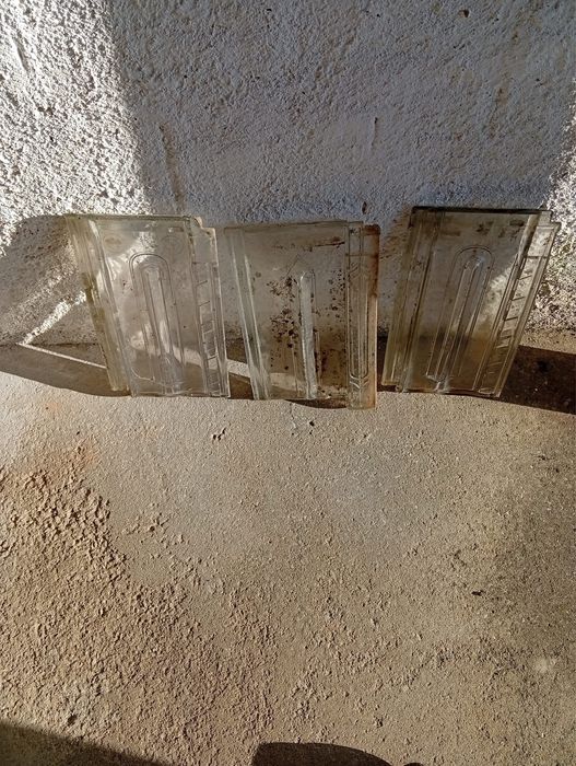 Telhas de vidro brancas e verdes