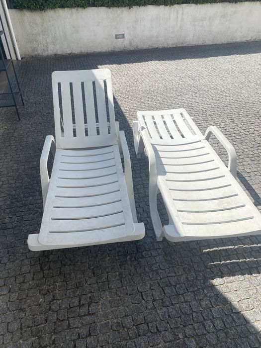 Vendo duas espreguicadeiras de exterior em plastico brancas.