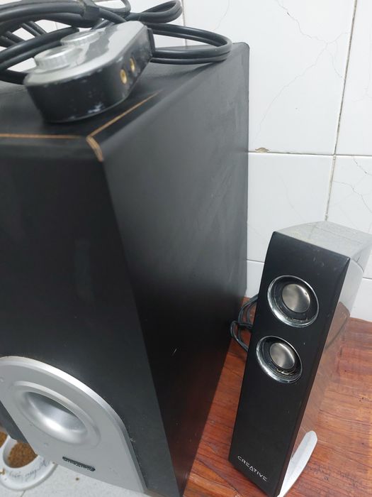 Colunas Amplificadas Creative I-Trigue L3500 , da Creative 

Sistema 2.1

Cada Satelite é composto por 2 tweeters + um medio Lateral

Este é o sistema