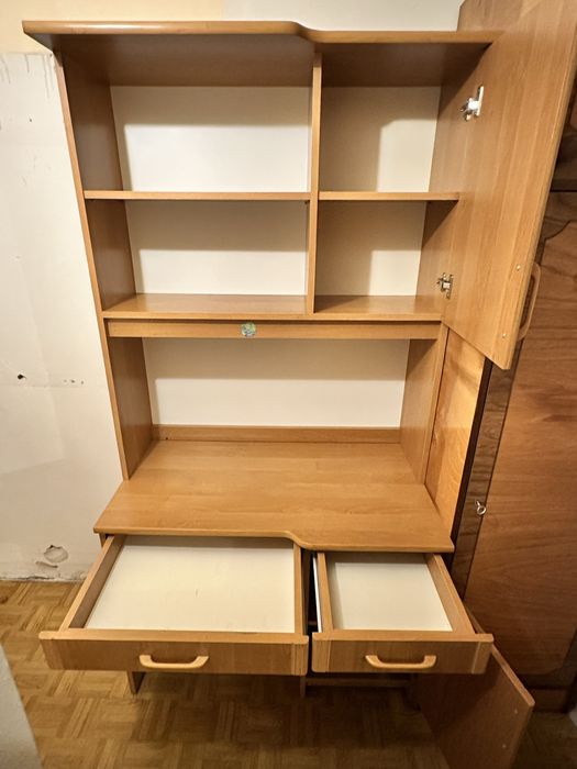 Biurko z nadstawką / regałem – solidne, pojemne, stan dobry