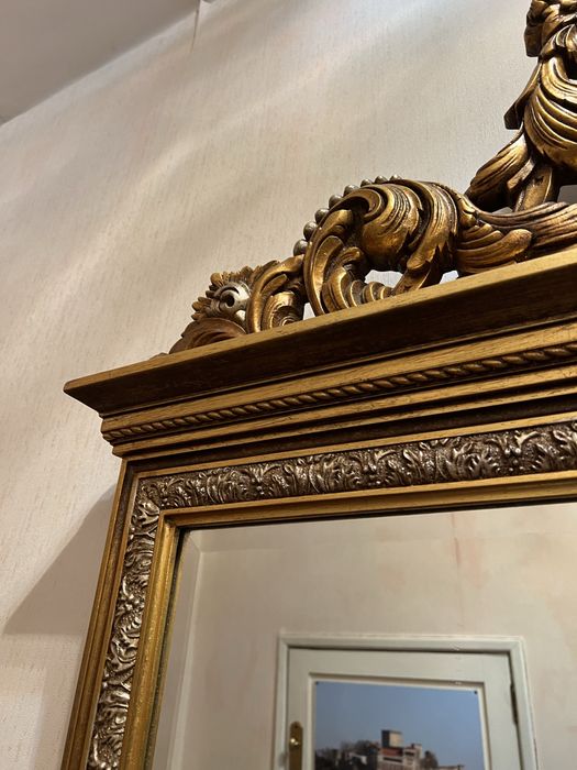 Espelho antigo com coroa e moldura dourada