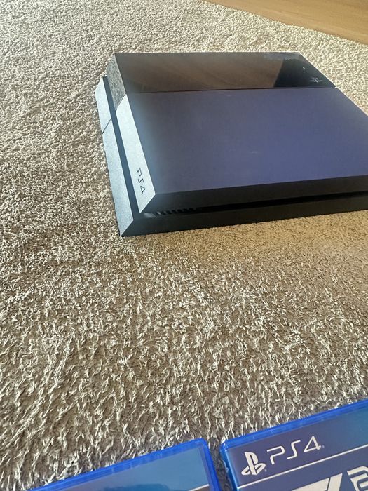Ps4 com comando e 4 jogos