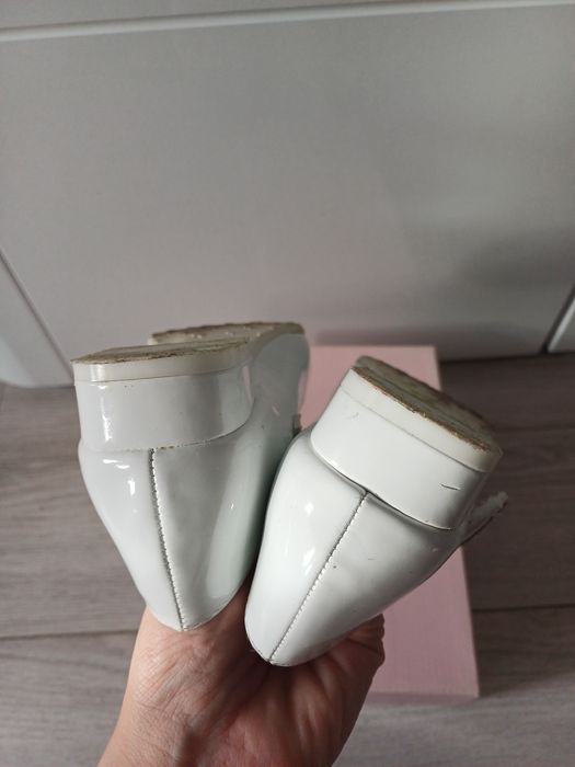 Białe lakierowane baleriny komunijne na obcasie, Nelli blu, rozmiar 33