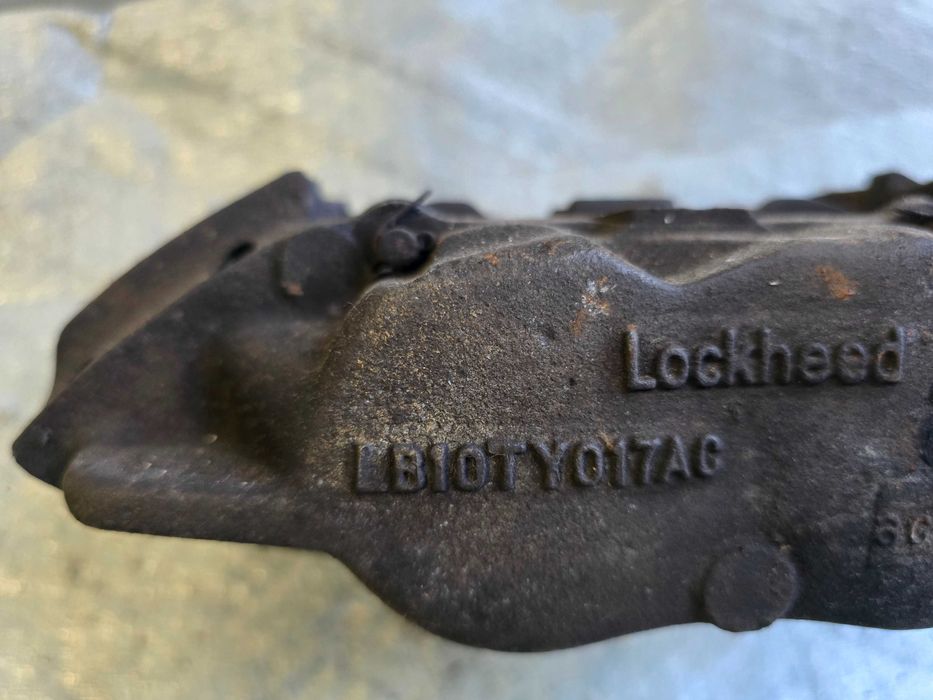 zaciski hamulcowe przód Land Rover Defender