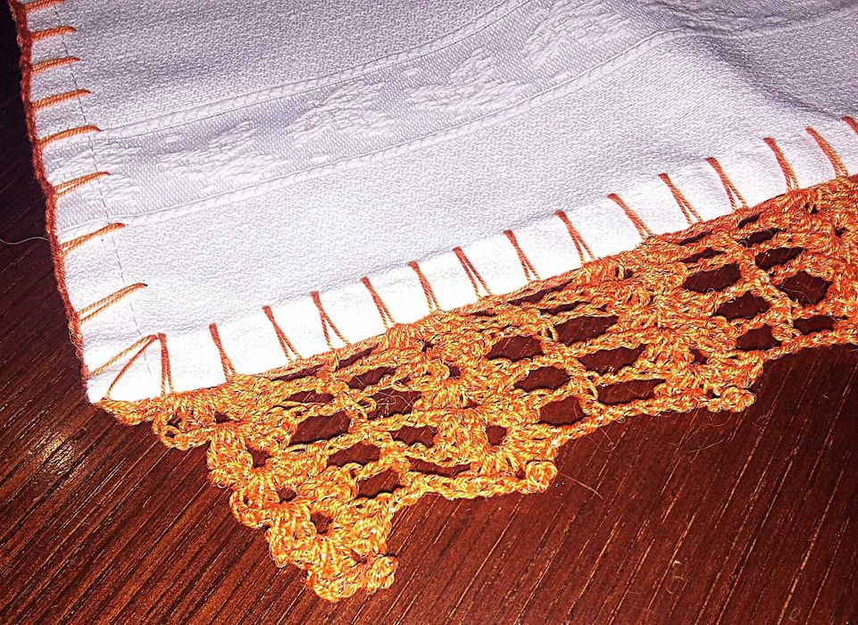 Pano decorativo com ponto de renda cor de laranja feito à mão