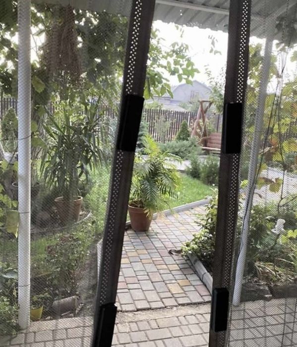 Дом новой постройки в застроенном месте