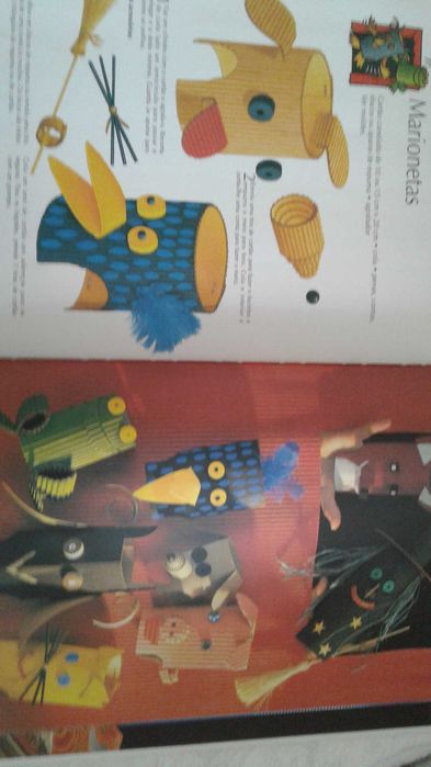 3 Livros: cartão canelado; papel crepe; folhas de espuma