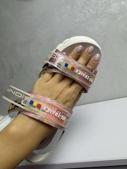 Босоніжки на підвищеній платформі