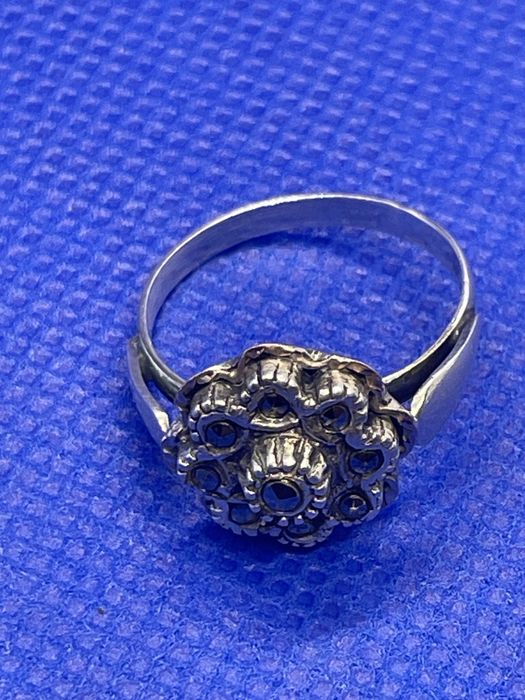 Anel em prata com pedras pretas, imitacção de antigo