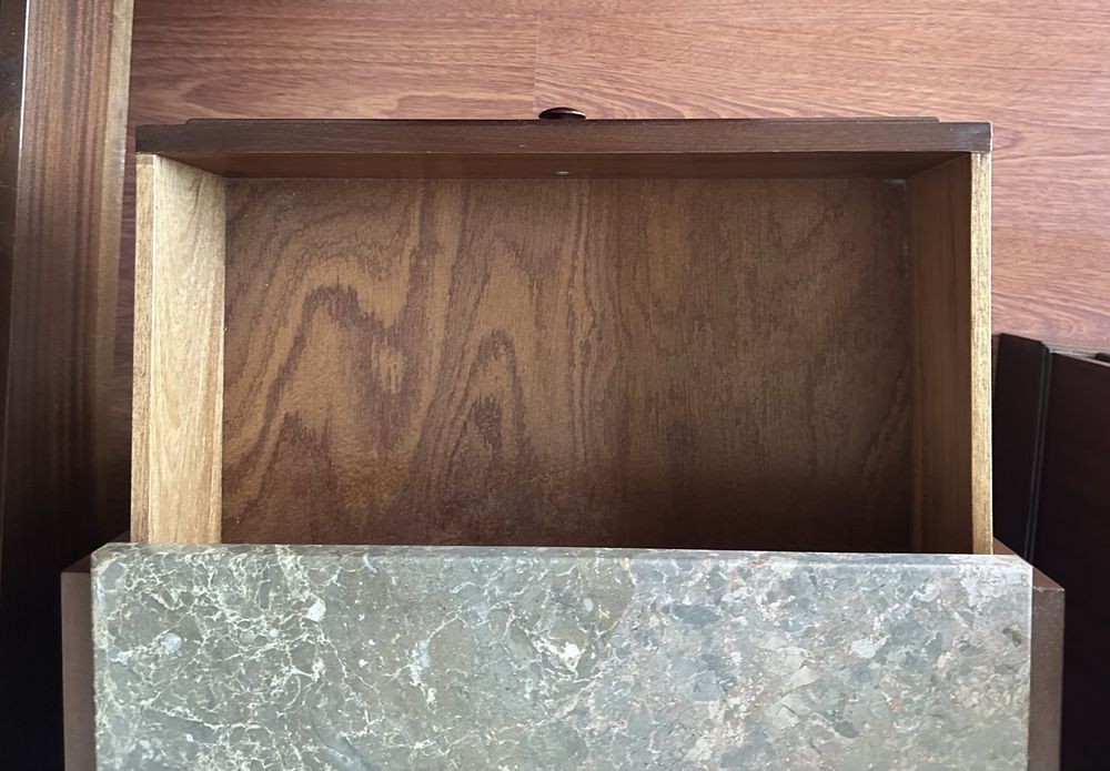 Conjunto de 2 cómodas de madeira com tampo de pedra