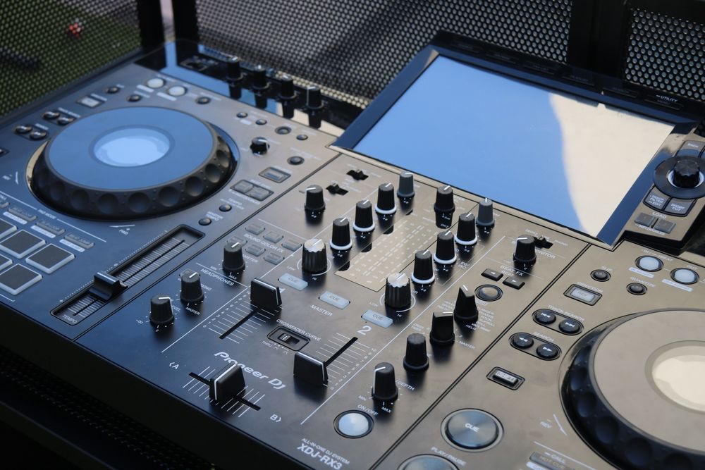 DJ e aluguer de som, luz e +extras.