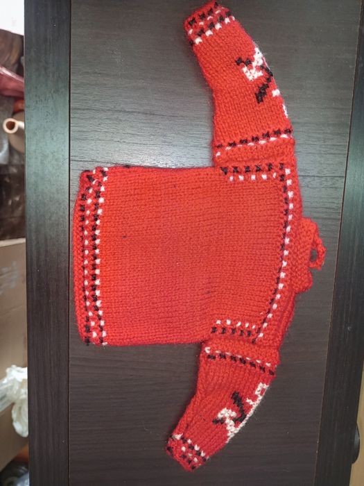 Camisola Poveira miniatura (versão em fundo vermelho), uma peça tradicional do artesanato têxtil português originária da Póvoa de Varzim.