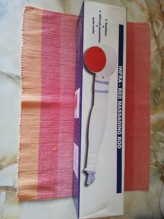 Massajador com infravermelhos. Por estrear, ainda embalado - 25 euros.