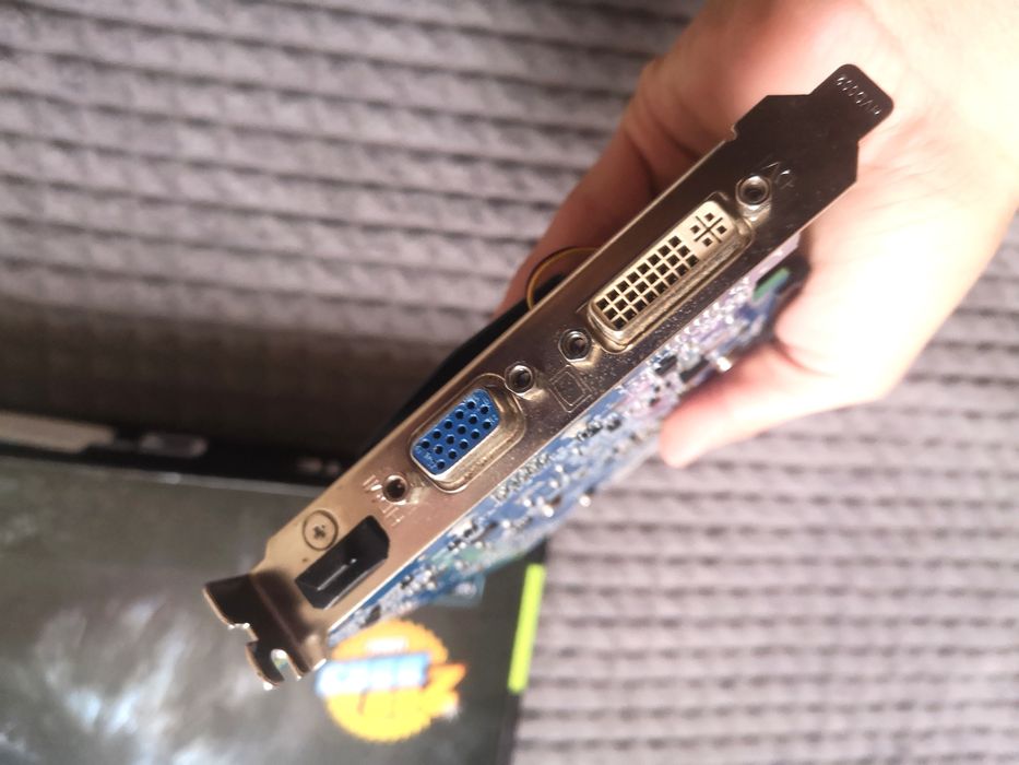 Відеокарта GT 730 2GB, ідеал, з коробкою та затычками