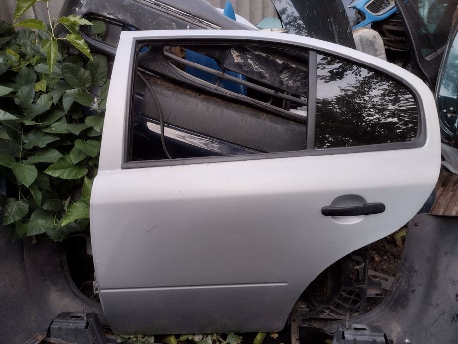 Дверь четверть Шкода Октавия тур