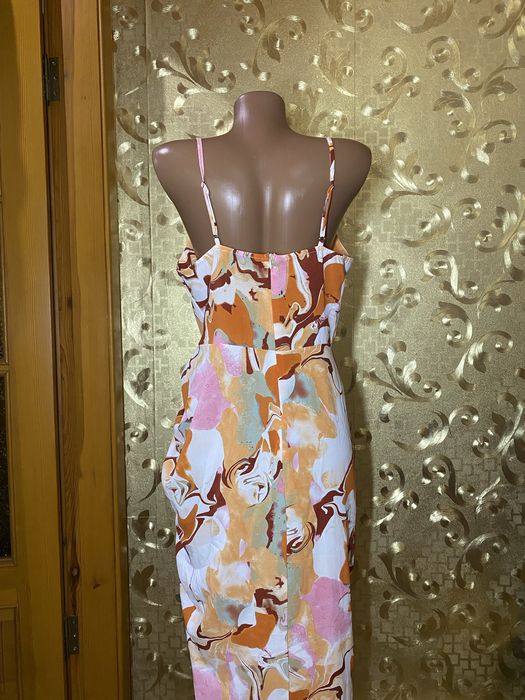 Легка літня сукня з асиметричним подолом