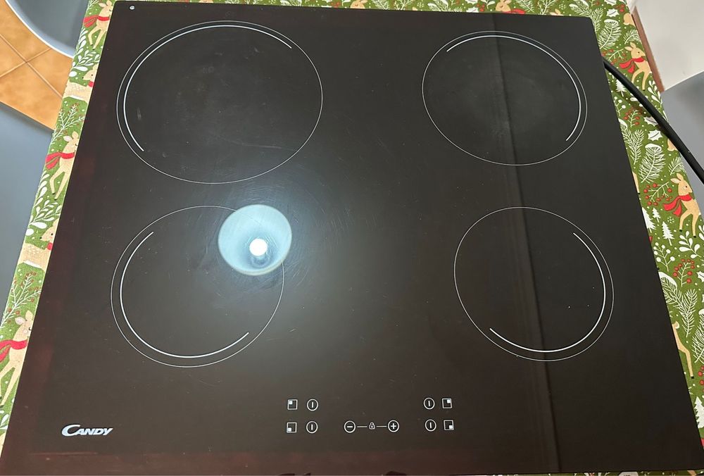Cooktop de vitrocerámica em ótimo estado