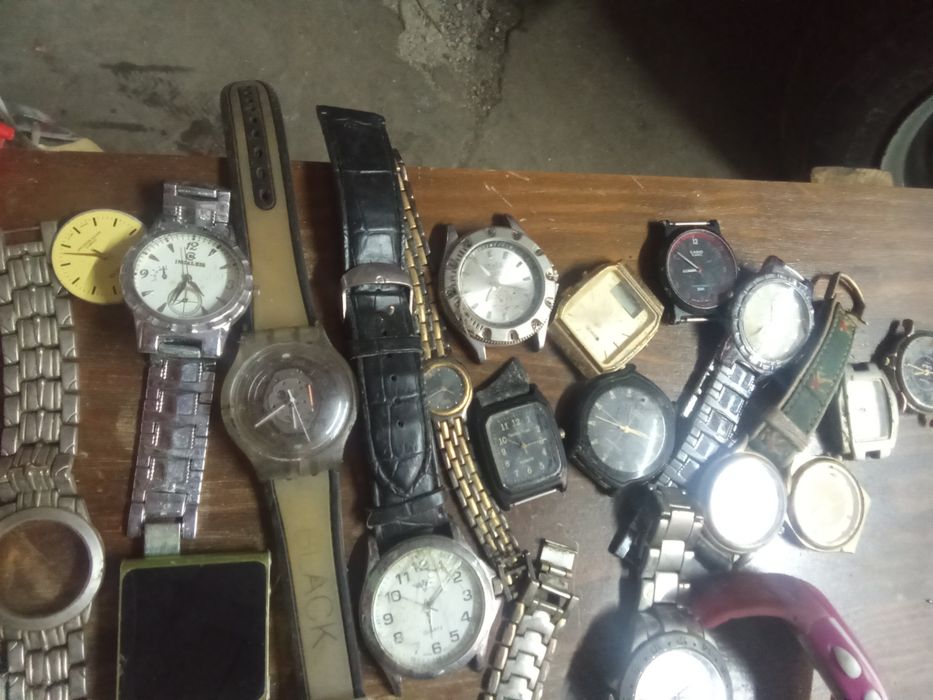 28 relógios para peças ou restaurar.