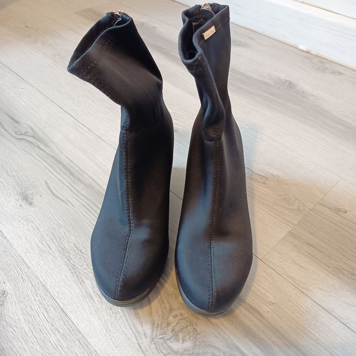 Czarne botki-koturna