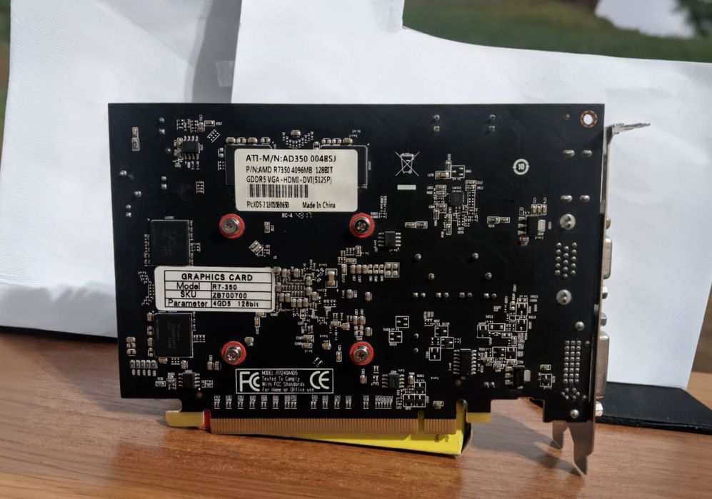 AMD Radeon R7 350 , 4 GB , 128 bit/s