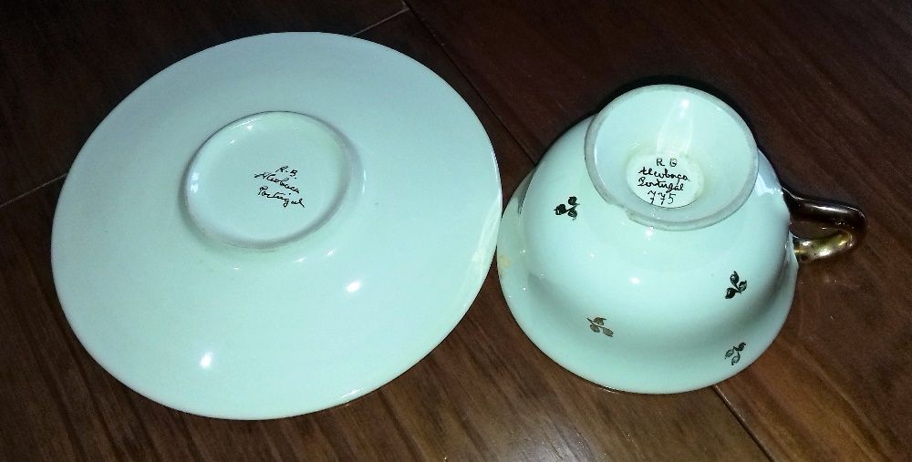 2 conjuntos de Chávenas e Pires antigos - RB Alcobaça