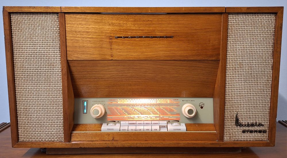 Móvel com rádio e gira discos Blaukpunt