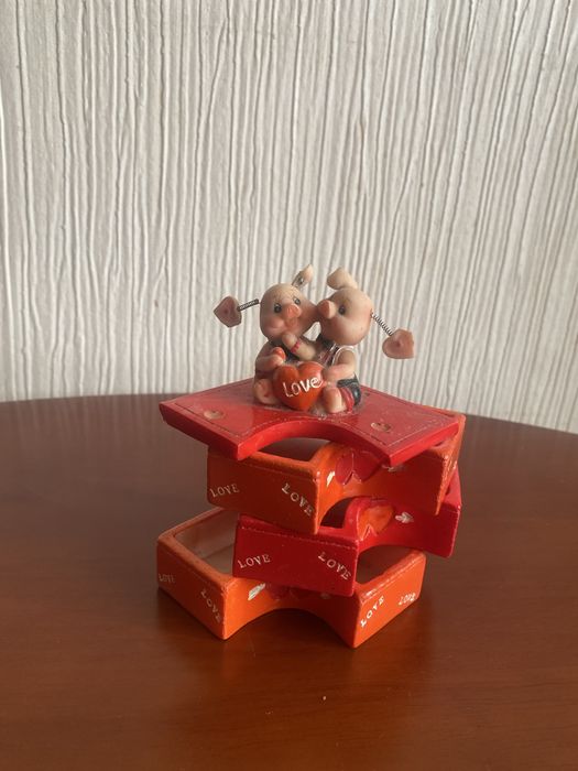 Шкатулки: керамическая, музыкальная, копилка, значки, саше.