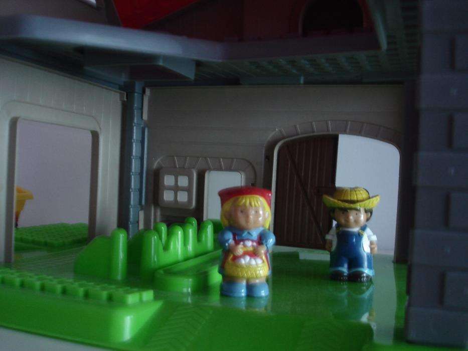 Quinta com tractor, animais e fazendeiros