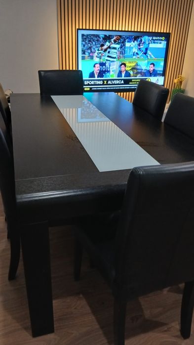 Mesa de jantar  e cadeiras.
