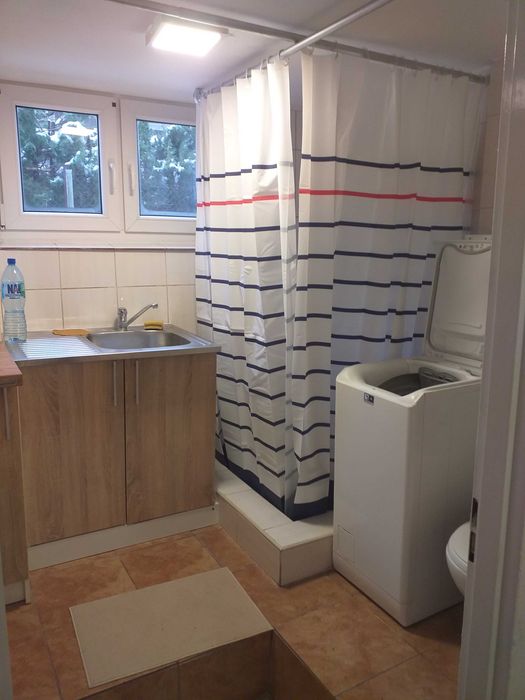 Pokój z aneksem kuchennym i łazienką