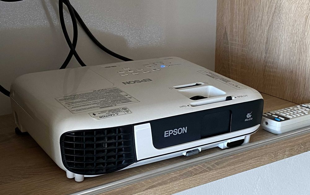 Яскравий проектор Epson EB-X51 (3800 Lm) • Для шкіл та бізнесу
