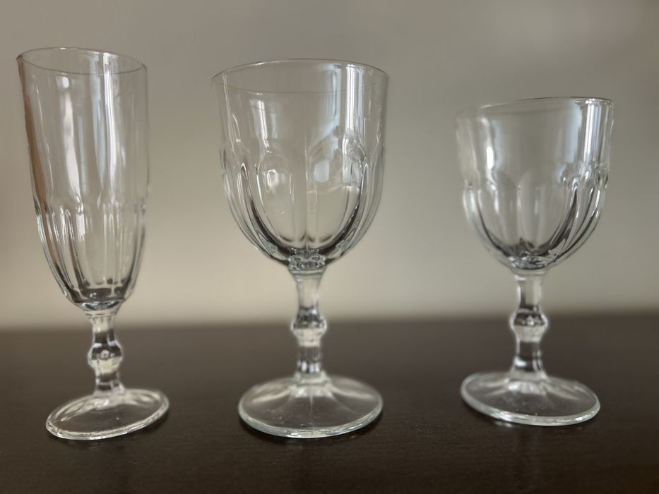 Copos de vinho, água e flute