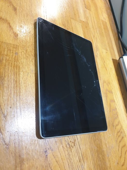 Microsoft Surface GO 2. 4425Y/ 8Gb/128Gb/10". Pęknięty.  Dotyk działa.