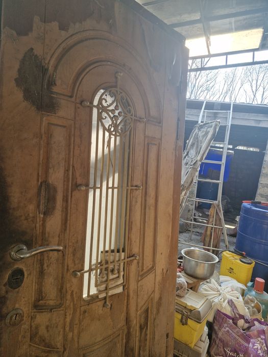 Броньовані двері, з віконцем та кованими елементами