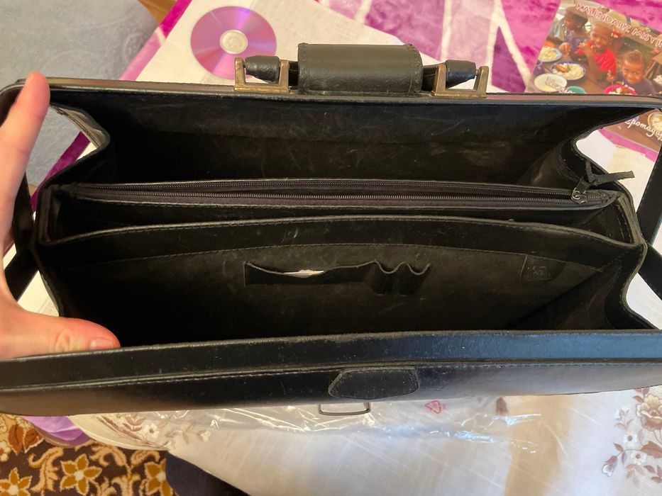 Klasyczna czarna teczka skórzana