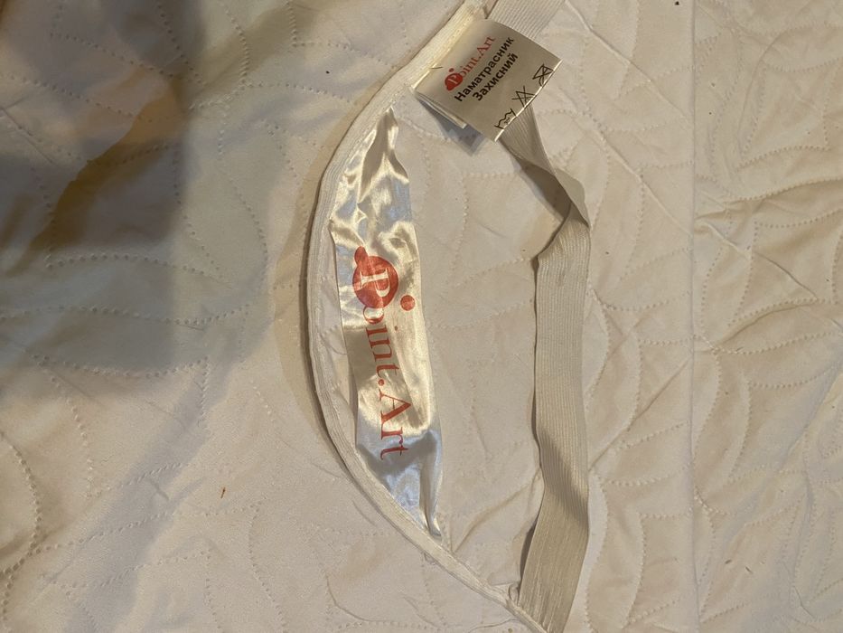 Покрывала большую кровать и наматрасник