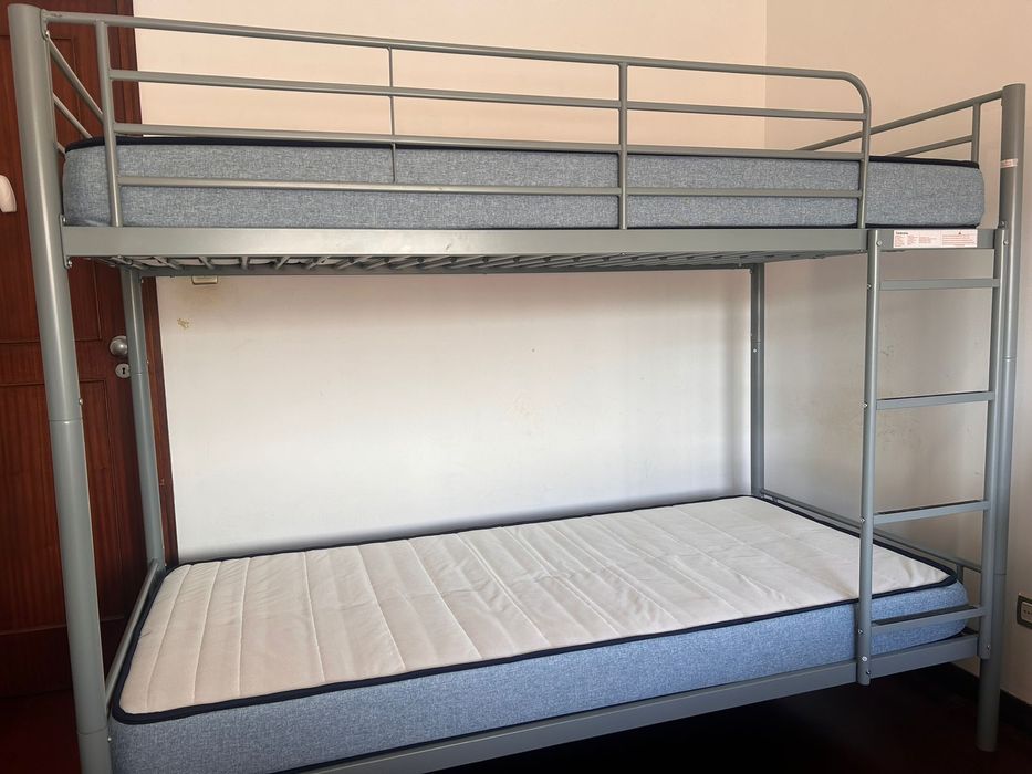 Beliche com colchões