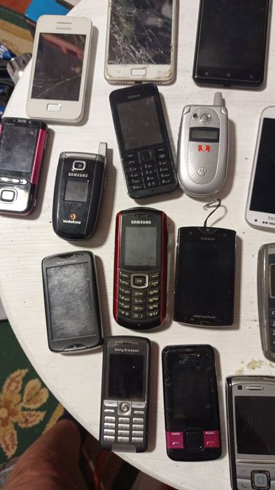 Vinte e cinco telemóveis