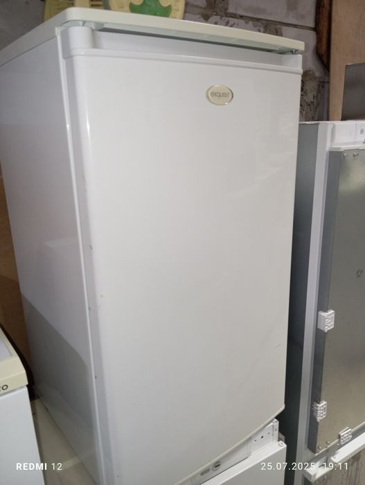 Маленькій холодильник с морозильной камерою
