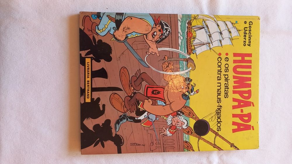Banda desenhada Humpá-Pá contém as histórias "e os piratas" e "contra maus-fígados - publicado pela Bertrand