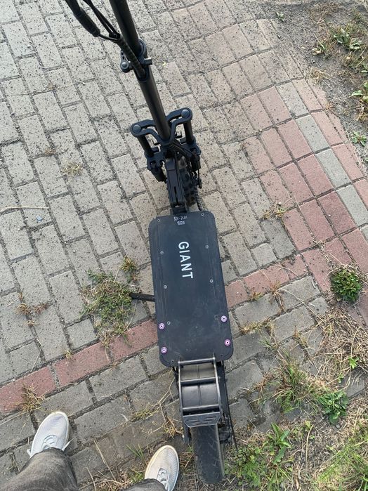 Електросамокат GIANT M11
