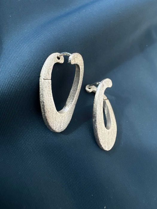 Brincos Esculturais em Ouro Branco 18k – Design Orgânico e Texturado