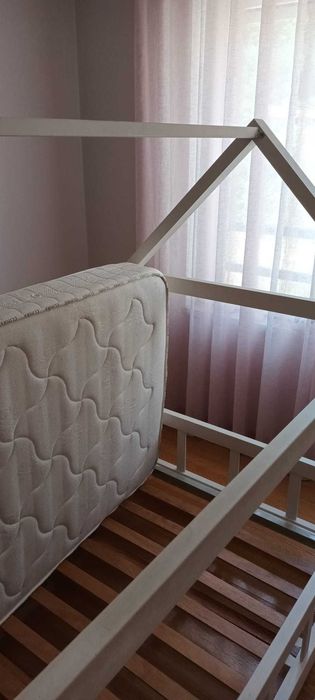 Cama de Criança em forma de Casinha com Estrado e Colchão