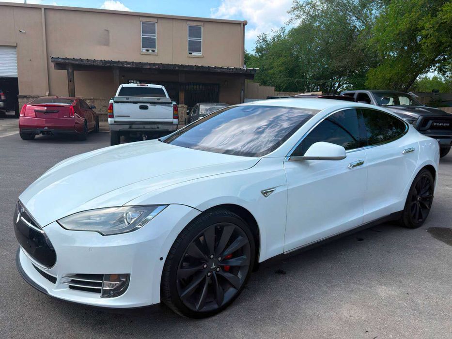 Tesla Model S P85D      2015