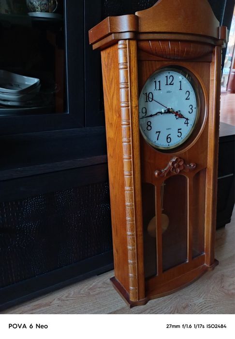 Годинник настінний деревʼяний з маятником