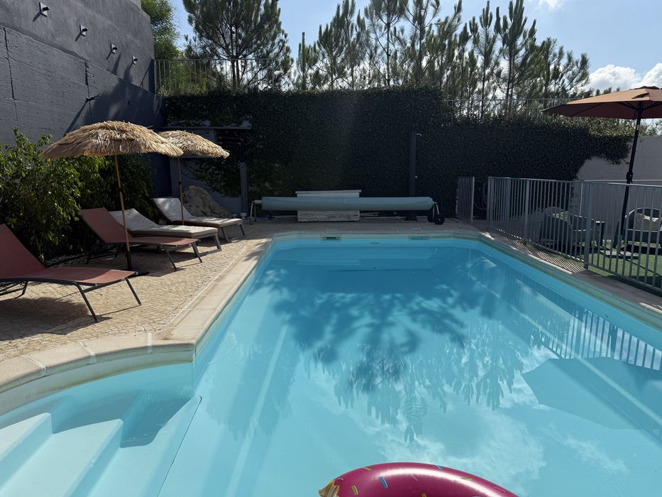 Espaço para festas com piscina