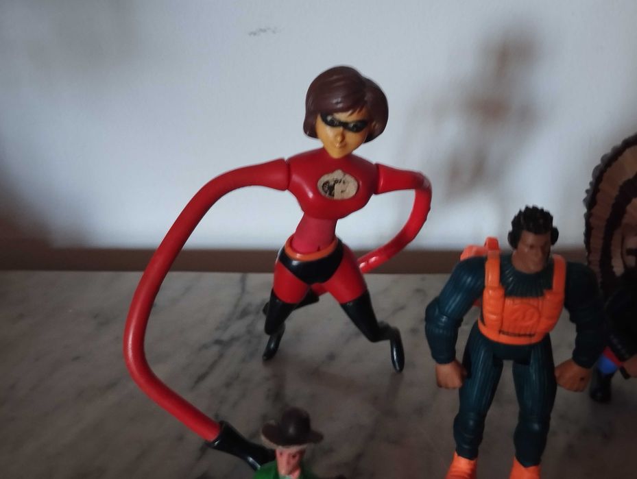 Lote de figuras colecionáveis.